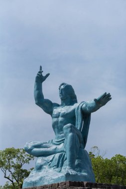 Nagasaki Barış Parkı 'ndaki Barış Heykeli 2. Dünya Savaşı sırasında 9 Ağustos 1945' te şehrin bombalanması anısına dikildi.