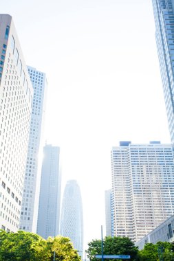 Modern binalar ve mavi gökyüzü - Tokyo, Japonya 'da