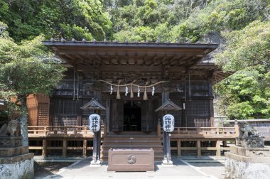 Saygıdeğer, eski bir Japon türbesinin sakin manzarası.