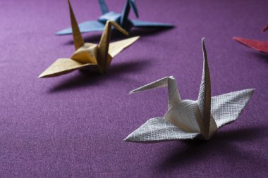 arkaplanda origami vinçlerinin yakın plan görüntüsü              