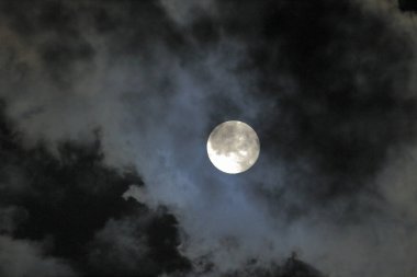 Bulutlu bir gecede ay          