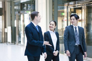 Sokakta yürüyen iş adamları