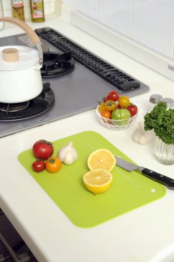 Sebze ve limonlu mutfak tezgahı.