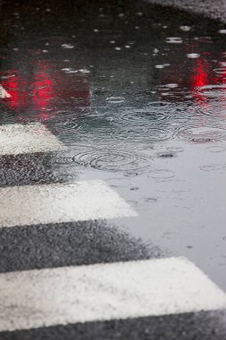 Arka planda yağmur damlaları