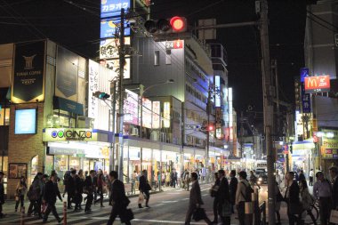 Tokyo, Japonya: Tokyo 'daki gece caddesi manzarası