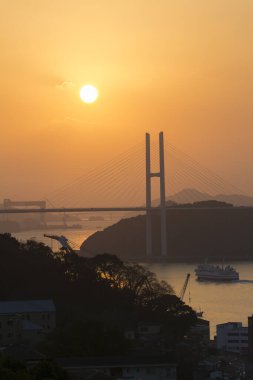 Japonya 'daki asma köprüden gün batımı görüntüsü