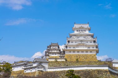 Japonya 'daki ünlü Osaka şatosu kulesinin manzaralı görüntüsü.