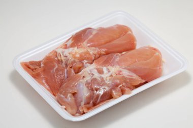 Plastik kabın içindeki taze çiğ etin yakın plan görüntüsü    