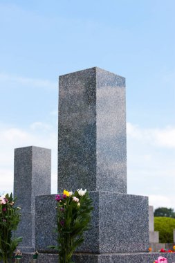 Mezarlıktaki anıt. 