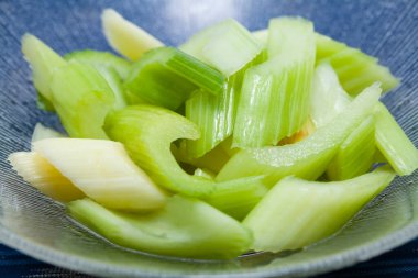 Taze yeşil dilimlenmiş kereviz, sağlıklı yemek geçmişi.