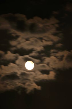 Bulutlu güzel gece gökyüzü