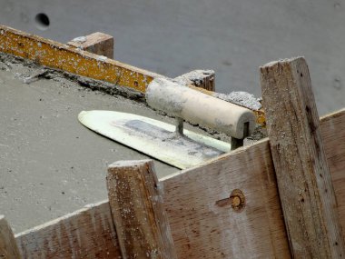 Sanayi bölgesinde inşaat için beton temel