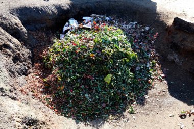 Dairesel çukurda organik atık ve enkaz yığını