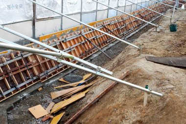 İnşaat alanı ahşap formları ve metal destekleri gösteriyor