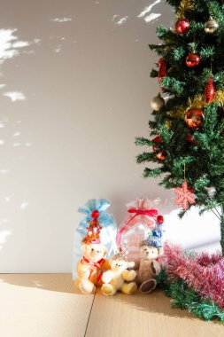 Noel ağacı, komik oyuncak ayılar, hediyeler ve süslemeler. yeni yıl kartı.       