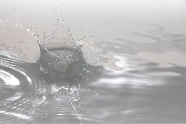 su sıçramasına açık renkli   