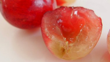 Beyaz arkaplanda taze kırmızı üzümler