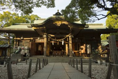 Eski bir Japon türbesinin güzelliğini yansıtan sahne.