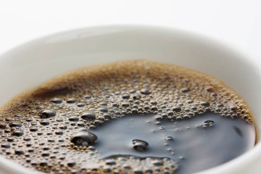 Arka planda bir fincan koyu kahve, yakın çekim.