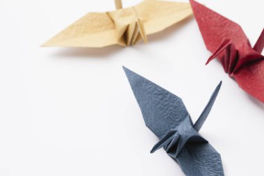 Beyaz arkaplanda origami vinçlerinin yakın plan görüntüsü              