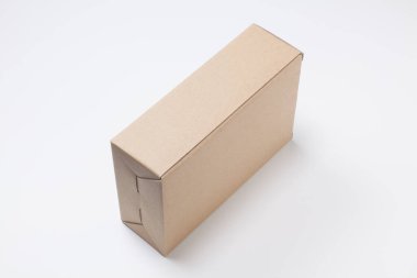 Beyaz arkaplanda karton kutunun yakın plan görüntüsü   
