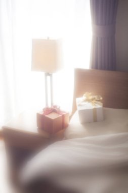 Evde kurdeleli ve fiyonklu hediye kutularının yakın çekim görüntüsü, yumuşak odaklanma                    