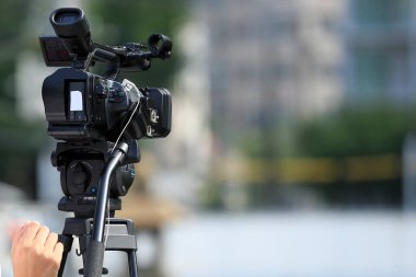 Arka plandaki tripodun üzerindeki mikrofon, kapat.