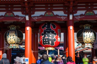 Bayram sırasında eski bir Japon türbesinde yoğun kalabalık