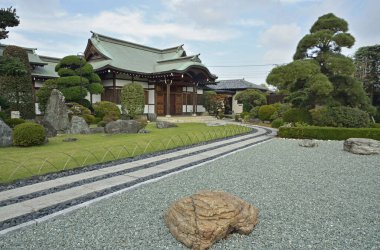Güzel, eski bir Japon tapınağının büyüleyici fotoğrafı.