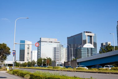 Gündüz vakti Japon şehrinde modern mimariye bakış. 