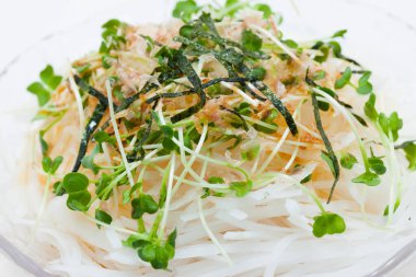 Lahana ve sebzeli salata.