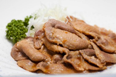 Arka planda Japon usulü sebzeli et, yakın plan.