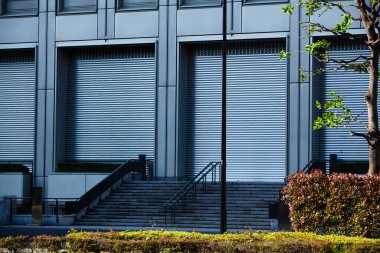 Şehirde yeşil ağaçları olan modern bir bina. 