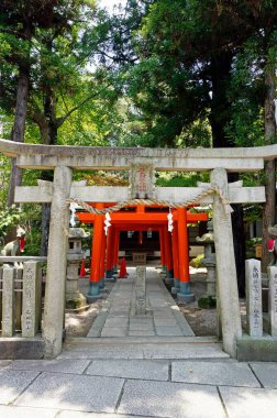 Güzel antik Japon tapınak kapılarının manzaralı görüntüsü.