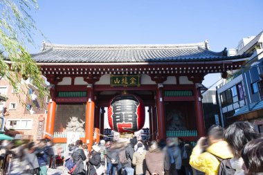 Tatilciler antik bir Japon tapınağını dolduruyor.