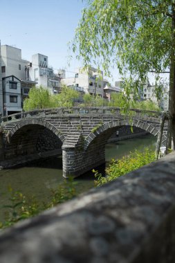 Şehir parkındaki taş köprünün güzel manzarası.