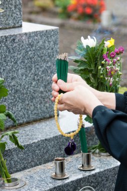 Mezarlık arka planında tütsü kalıntılarının yakın görüntüsü