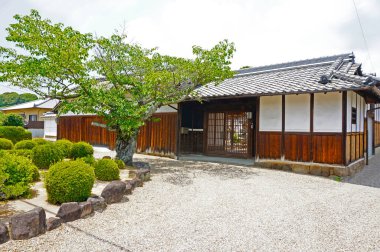 Güzel antik Japon binasının manzaralı görüntüsü.