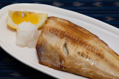 Limonlu ızgara balık, manzarayı kapat.