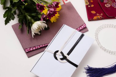 Japon cenazelerinde kullanılan para zarfı. Beyaz ve siyah kablolar ölümü temsil ediyor.