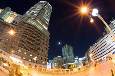 Şehirdeki caddenin gece manzarası.