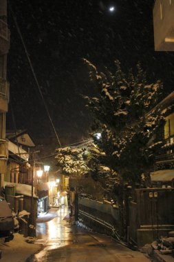 Japonya 'nın Nagano Eyaleti' nde tarihi bir sıcak bahar kasabası olan Shibu Onsen 'deki geleneksel binalar.
