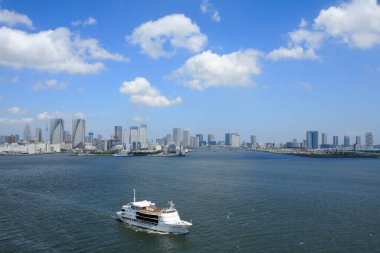 Tokyo, Japonya limanında yüzen teknelerin görüntüsü 