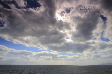 Deniz kıyısında güzel manzaralı gün batımı         