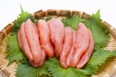 Arkaplanda yaprak üzerinde pişirmeye hazır çiğ fileto, kapat