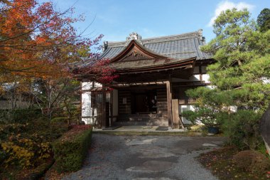 Büyüleyici antik bir Japon tapınağının manzaralı görüntüsü.