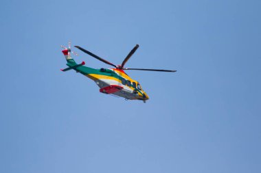 Gökyüzünde uçan helikopter