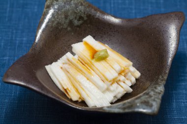 Wasabi soya soslu doğranmış tatlı patates.
