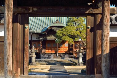 Saygıdeğer bir Japon tapınağının manzaralı tasviri