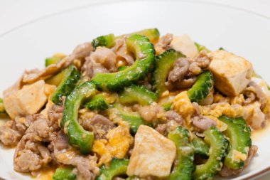 Goya Chanpuru, domuz eti, tofu ve yumurta ile kızartılmış kavun.